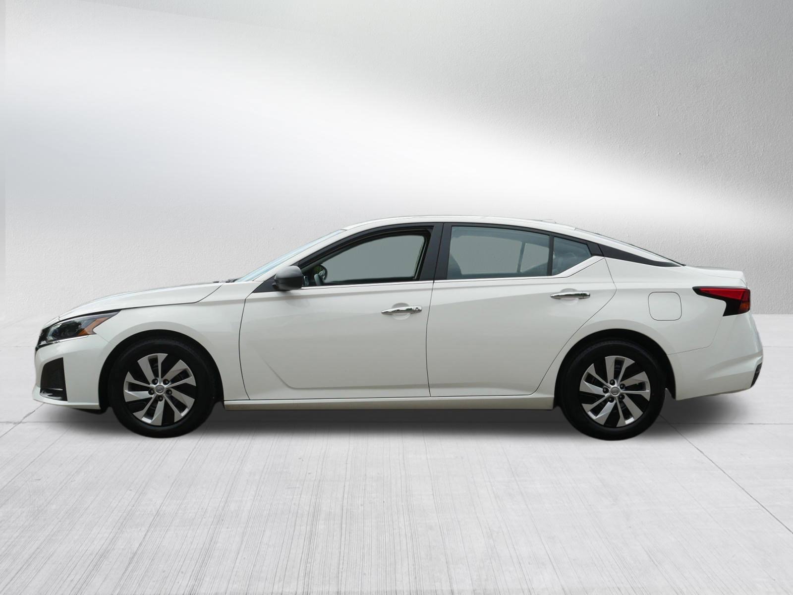 Certified Used 2025 Glacier White Nissan S image 4