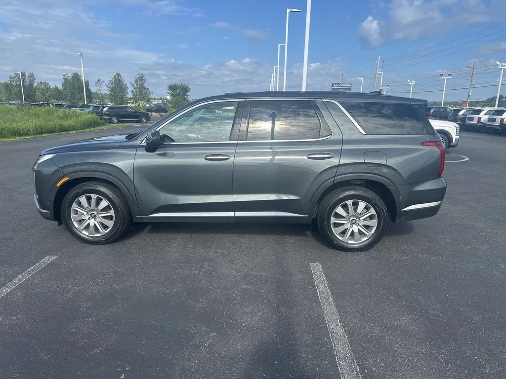 Used 2023 Gray Hyundai SE image 5
