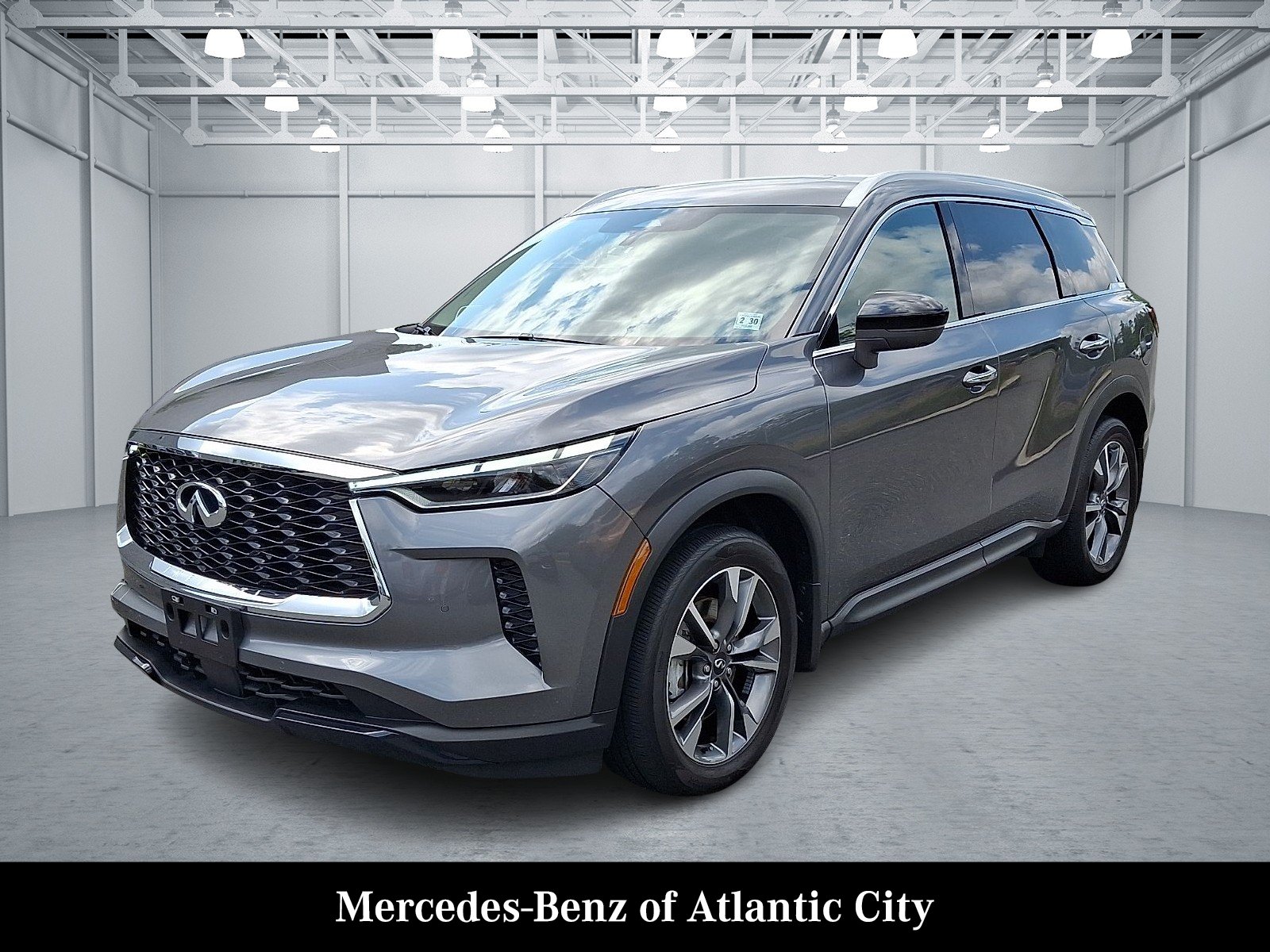 Used 2025 Graphite Shadow INFINITI LUXE AWD image 3