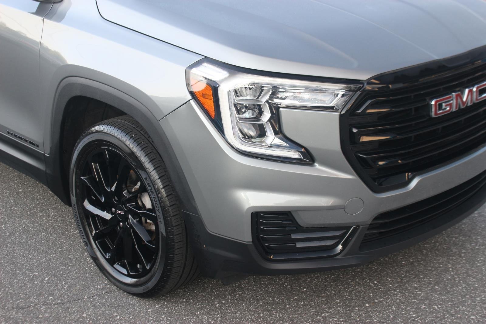 Used 2023 Sterling Metallic GMC SLE image 9