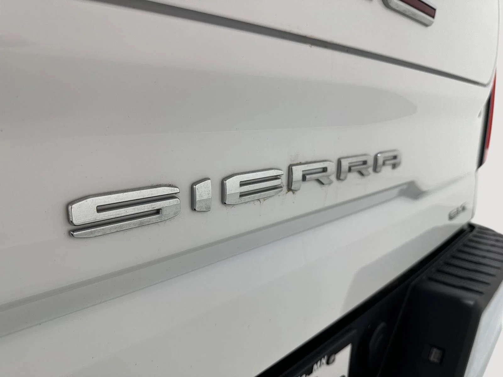 Used 2025 Summit White GMC SLT image 30