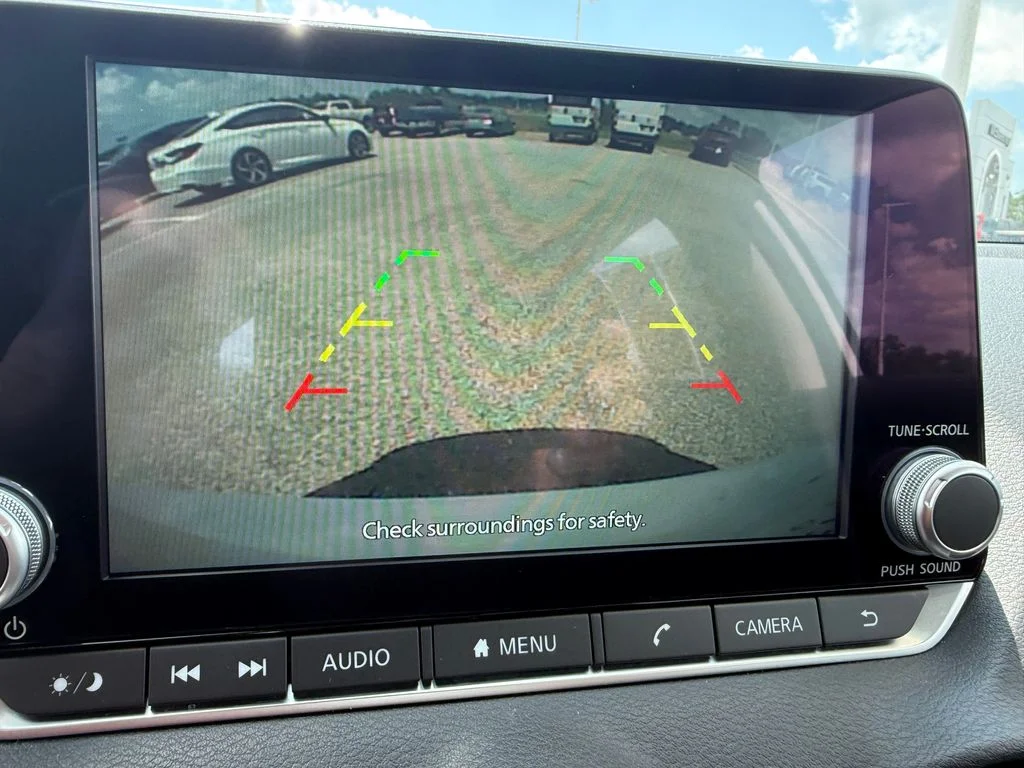 Used 2025 White Nissan SR image 13