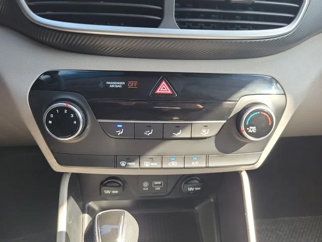Used 2021 White Hyundai SE image 27