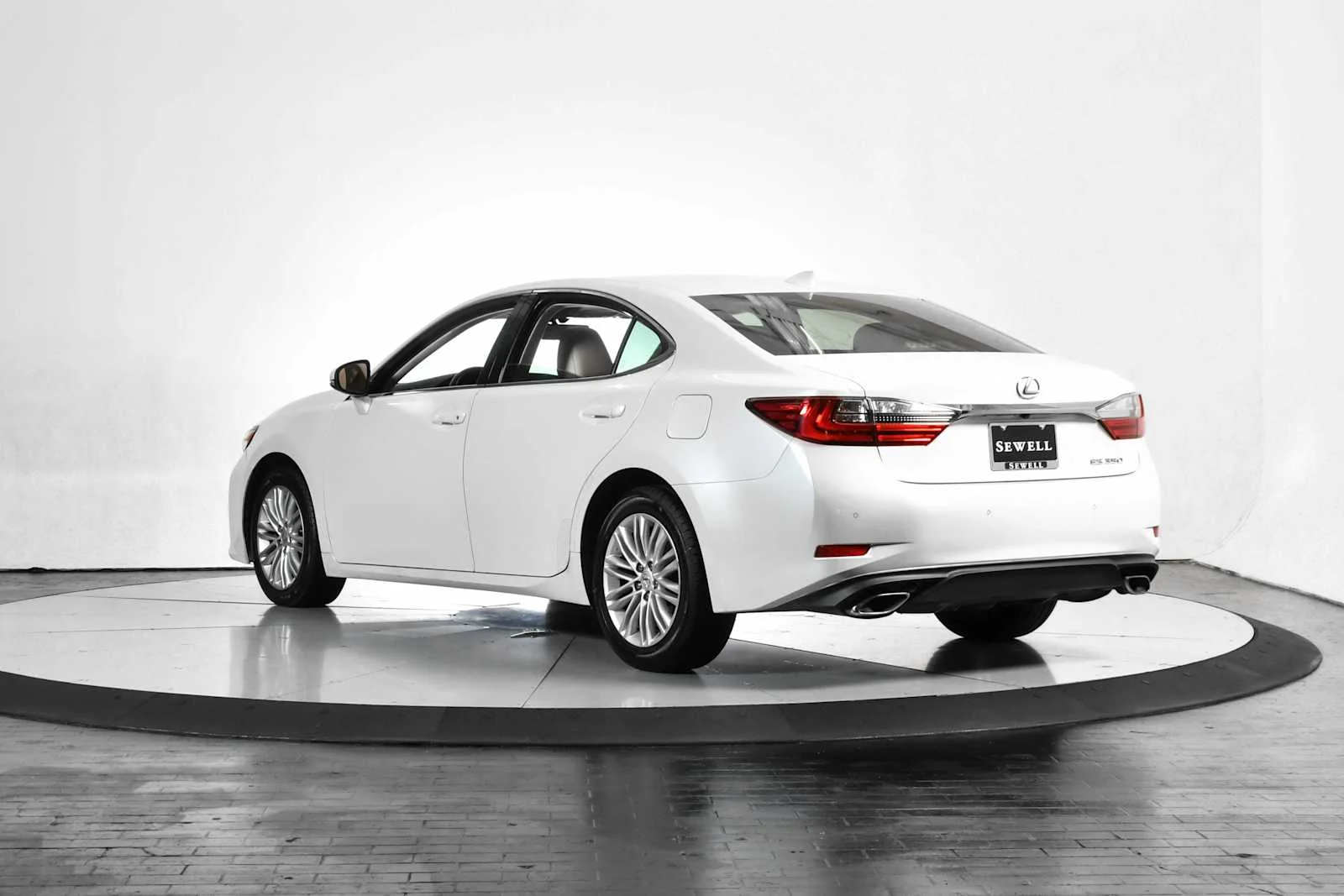 Used 2016 Eminent White Pearl Lexus  image 4