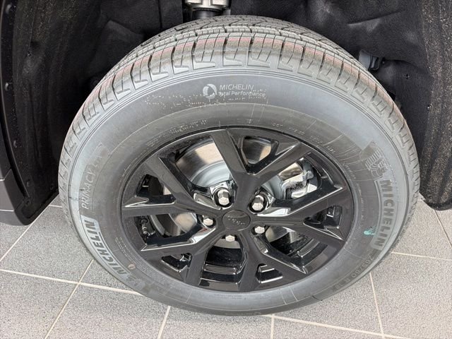 New 2026 Diamond Black Crystal Pearl-Coat Exterior Paint Jeep Altitude image 6