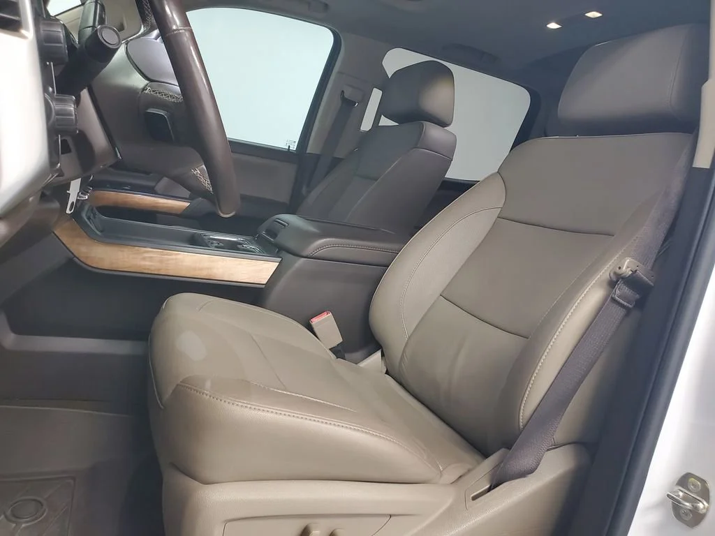 Used 2018 IRIDESCENT PEARL TRICOAT Chevrolet LTZ image 6