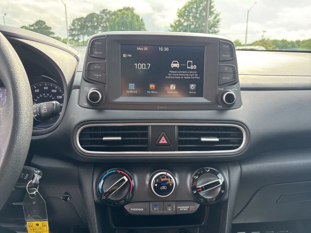 Used 2021 White Hyundai SE image 18