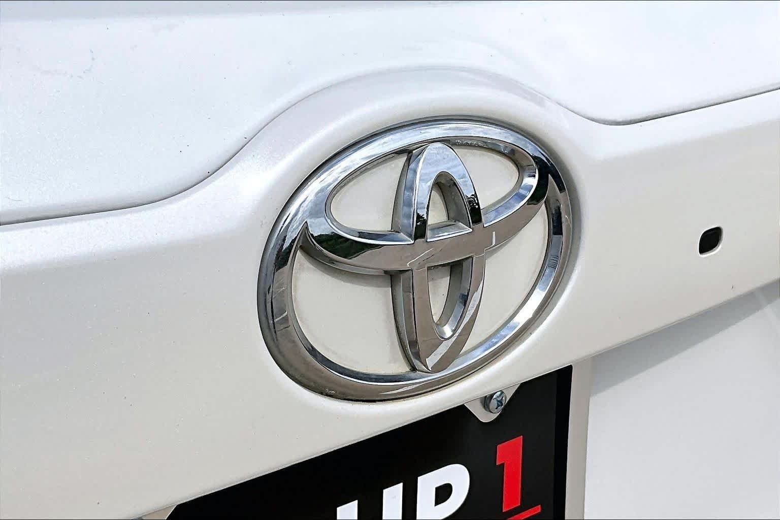 Used 2015 Blizzard Pearl Toyota XLE image 30