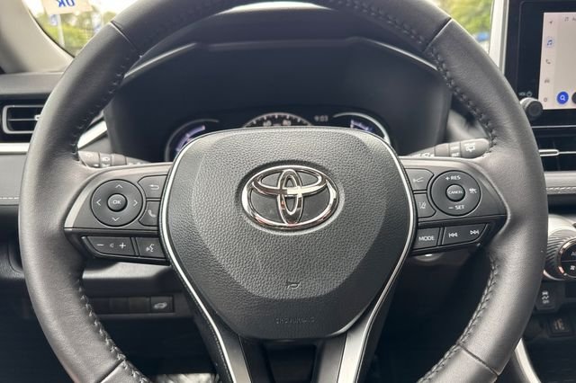 Used 2024  Toyota XLE Premium image 31