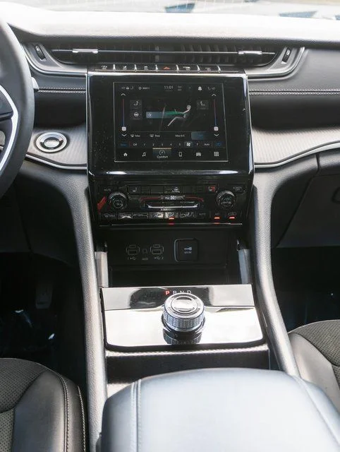 Used 2025 White Jeep Altitude X image 17