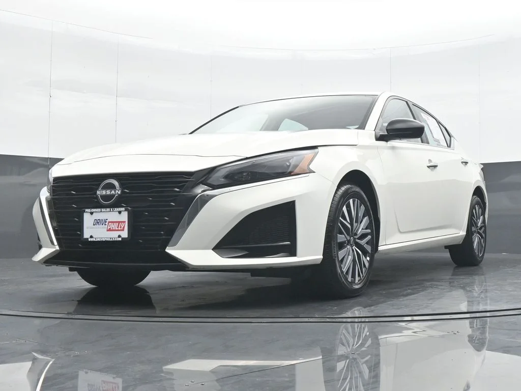 Used 2025 White Nissan 2.5 SV image 25