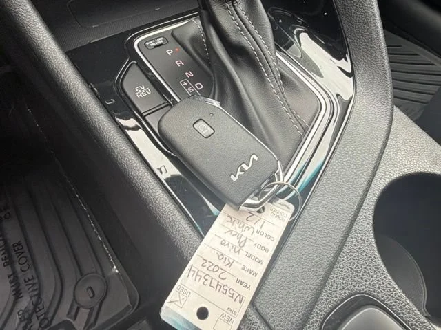 Used 2022 Snow White Pearl Kia EX image 31