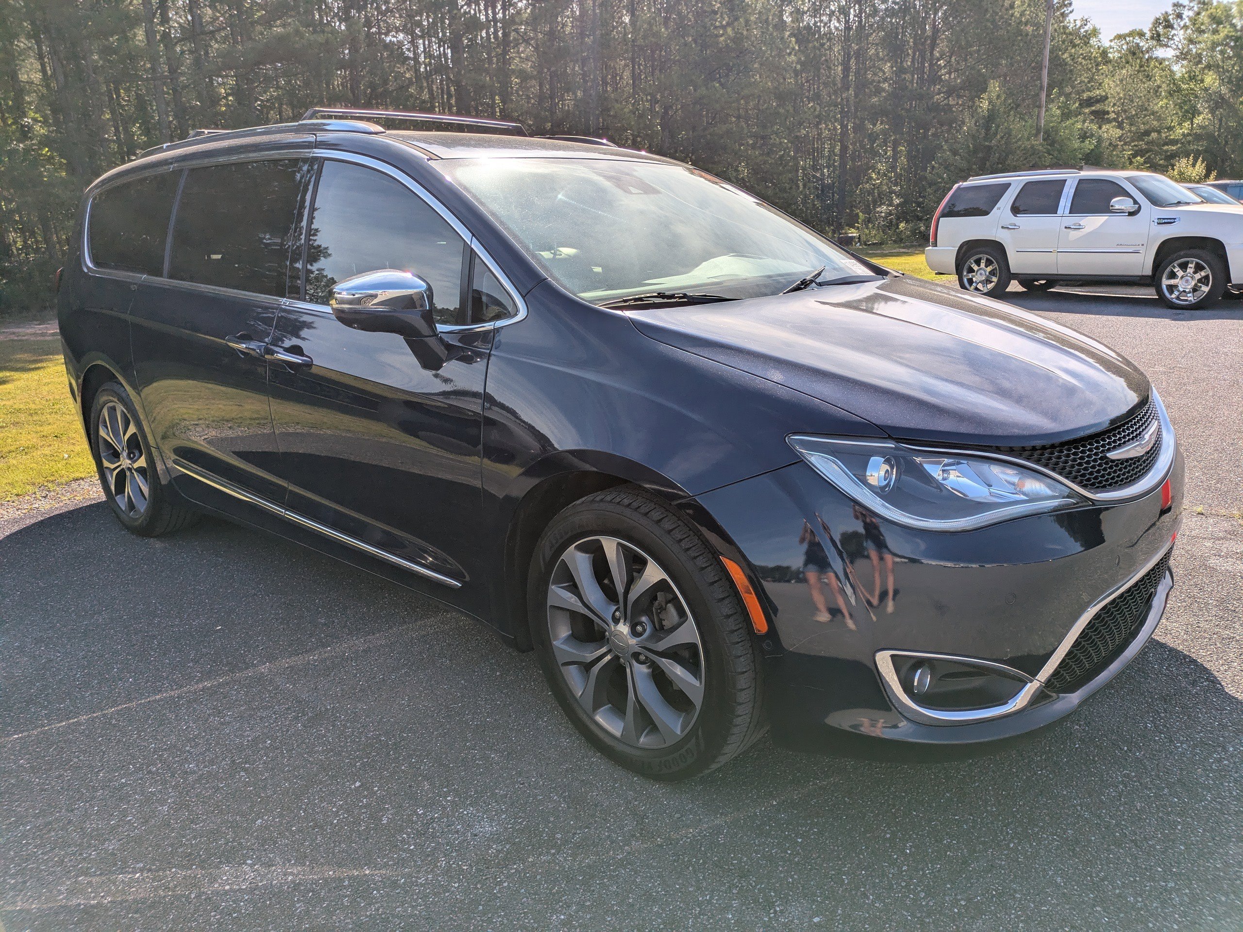 2017 Chrysler Pacifica Limited's photo