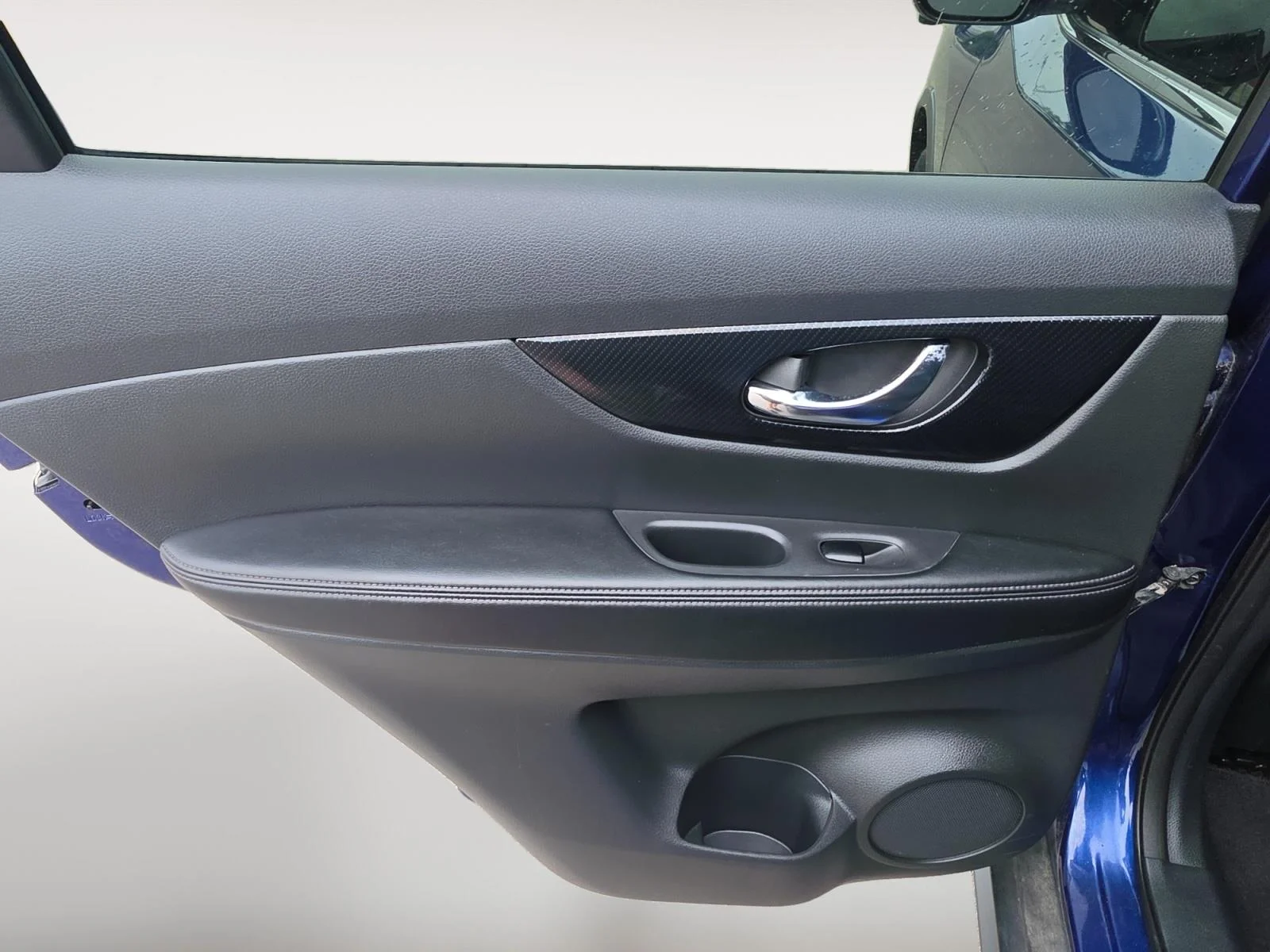 Used 2018 Caspian Blue Nissan SL image 18