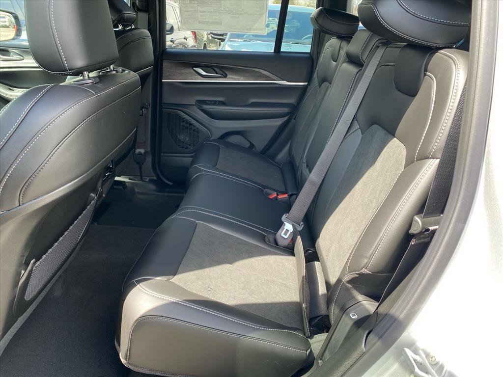New 2026 Silver Zynith Exterior Paint Jeep Altitude image 13