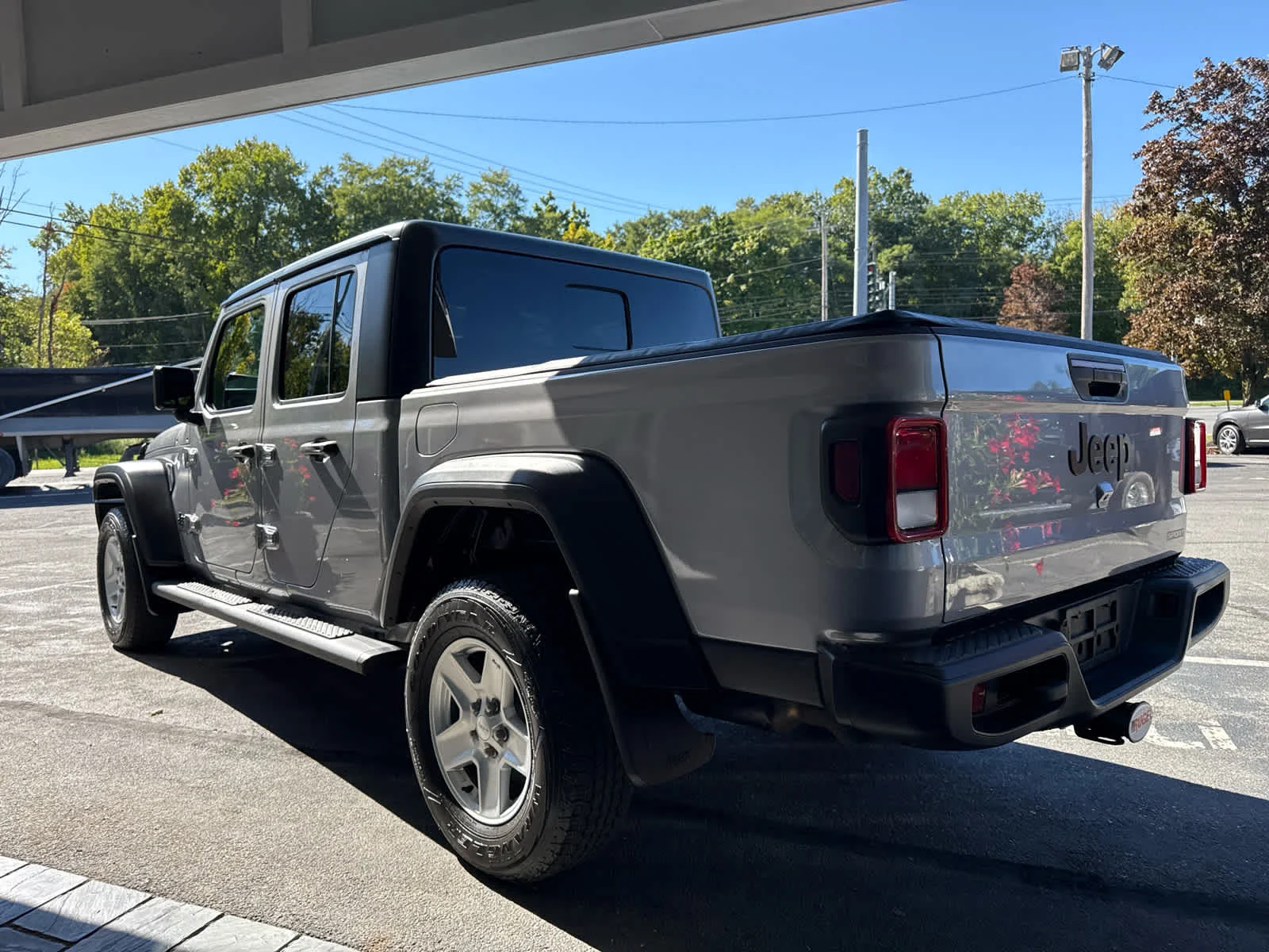 Used 2020 Billet Silver Metallic Clearcoat Jeep Sport S image 4