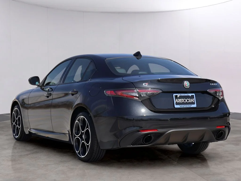 New 2026 Vulcano Black Metallic Alfa Romeo Base image 5