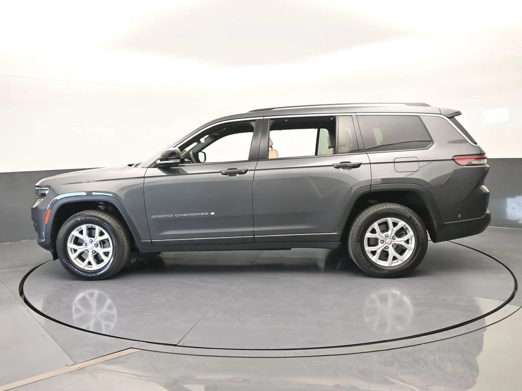 Used 2023 Baltic Gray Metallic Clearcoat Jeep Limited image 3