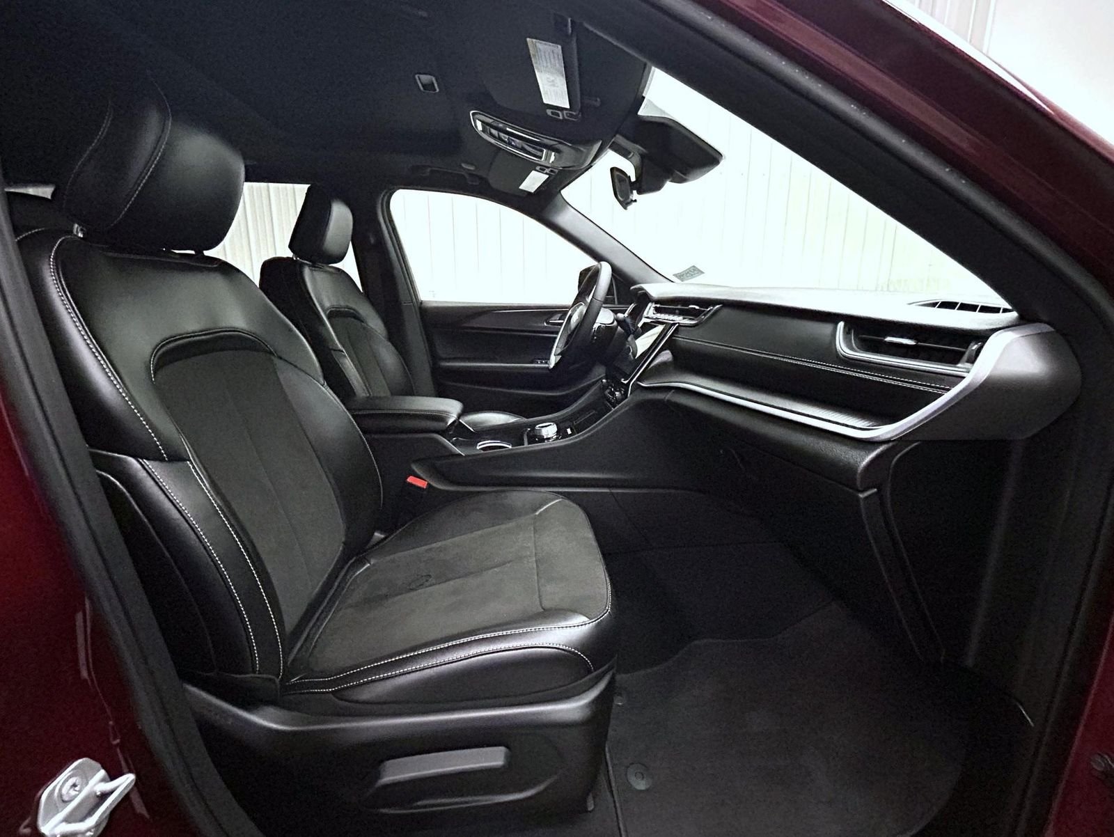 New 2025 Velvet Red Pearl-Coat Exterior Paint Jeep Altitude X image 15