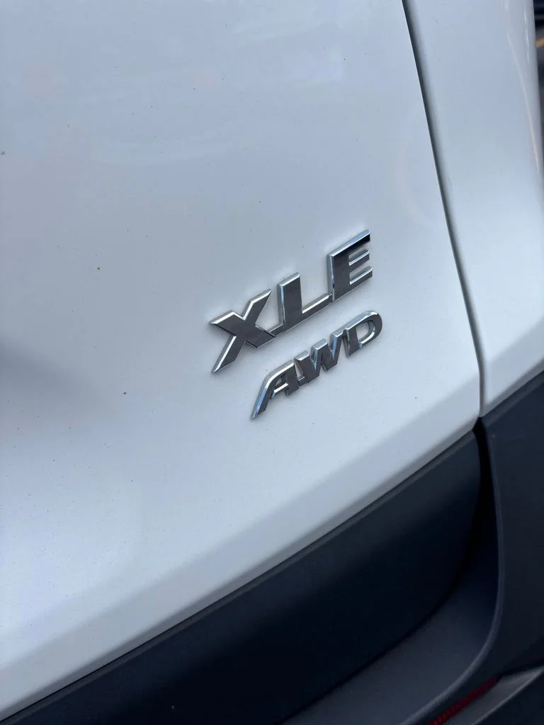 Used 2022 White Toyota XLE image 27