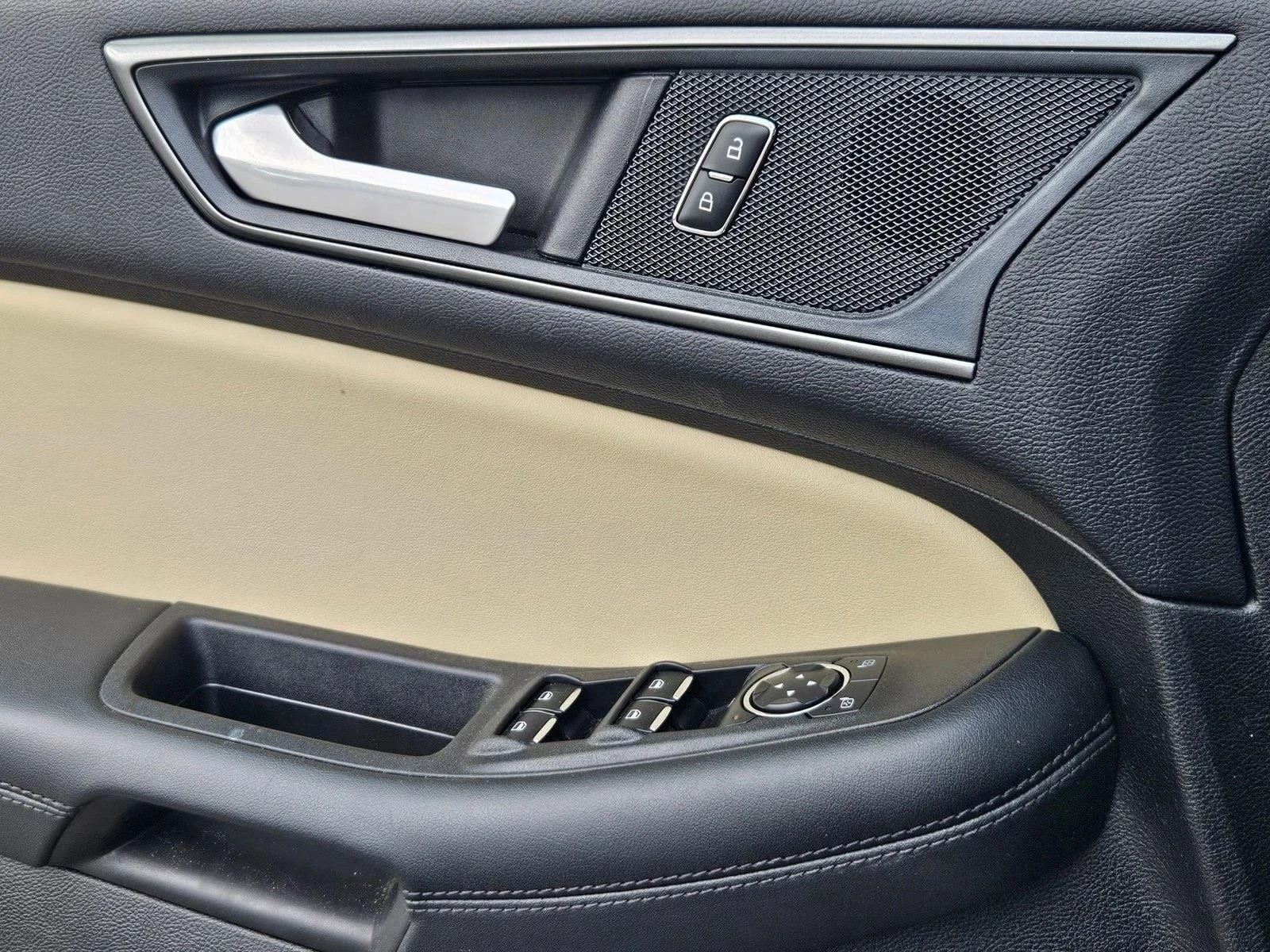 Used 2024 Iconic Silver Metallic Ford SE image 9