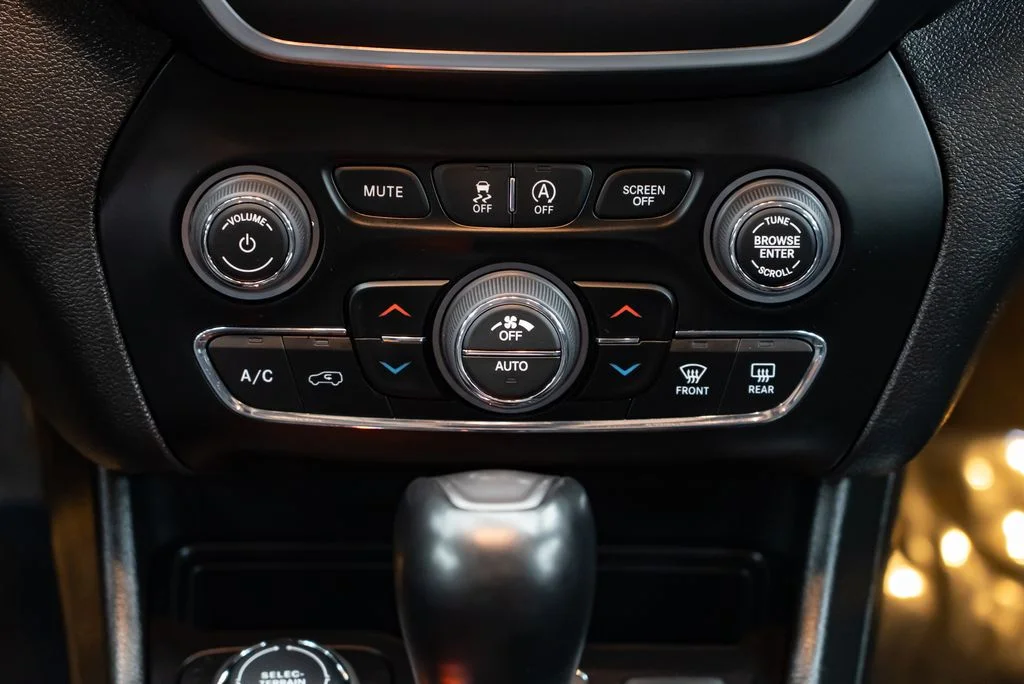 Used 2023 Gray Jeep Altitude image 12