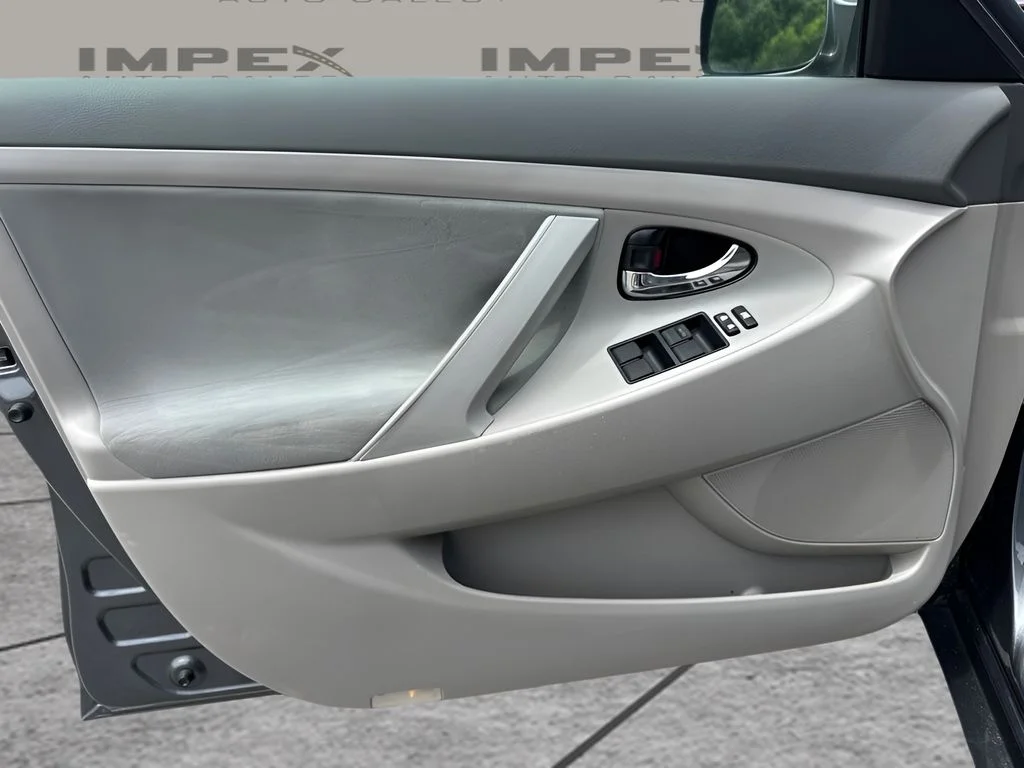Used 2008 Gray Toyota LE image 21
