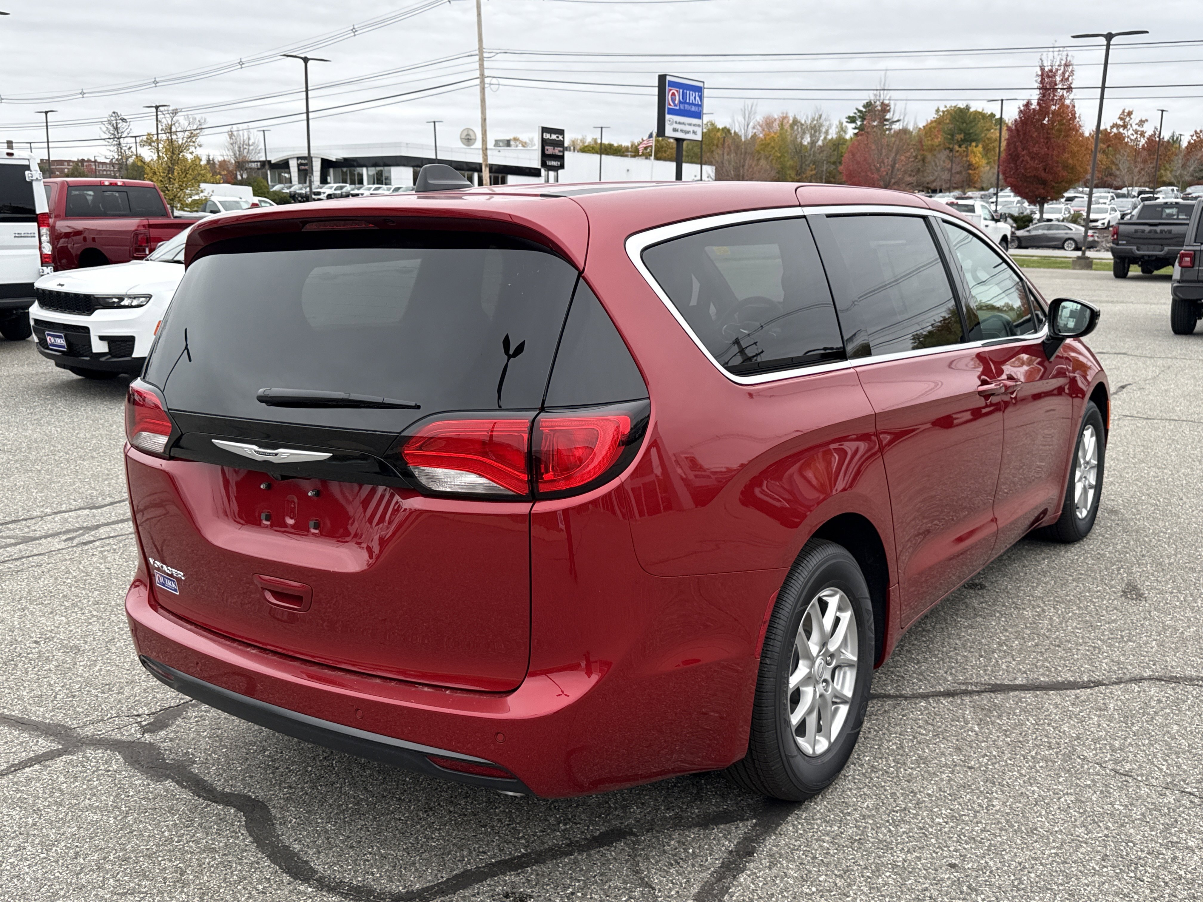 2026 Chrysler Voyager LX - Photo 6