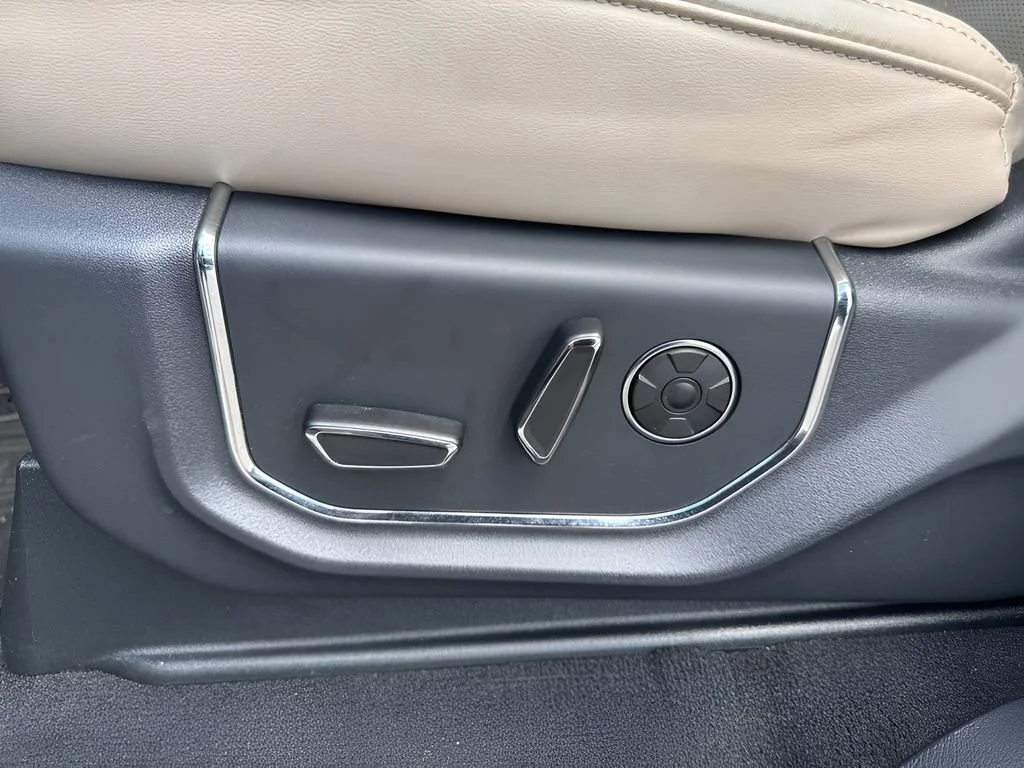 Used 2024  Ford Platinum image 12