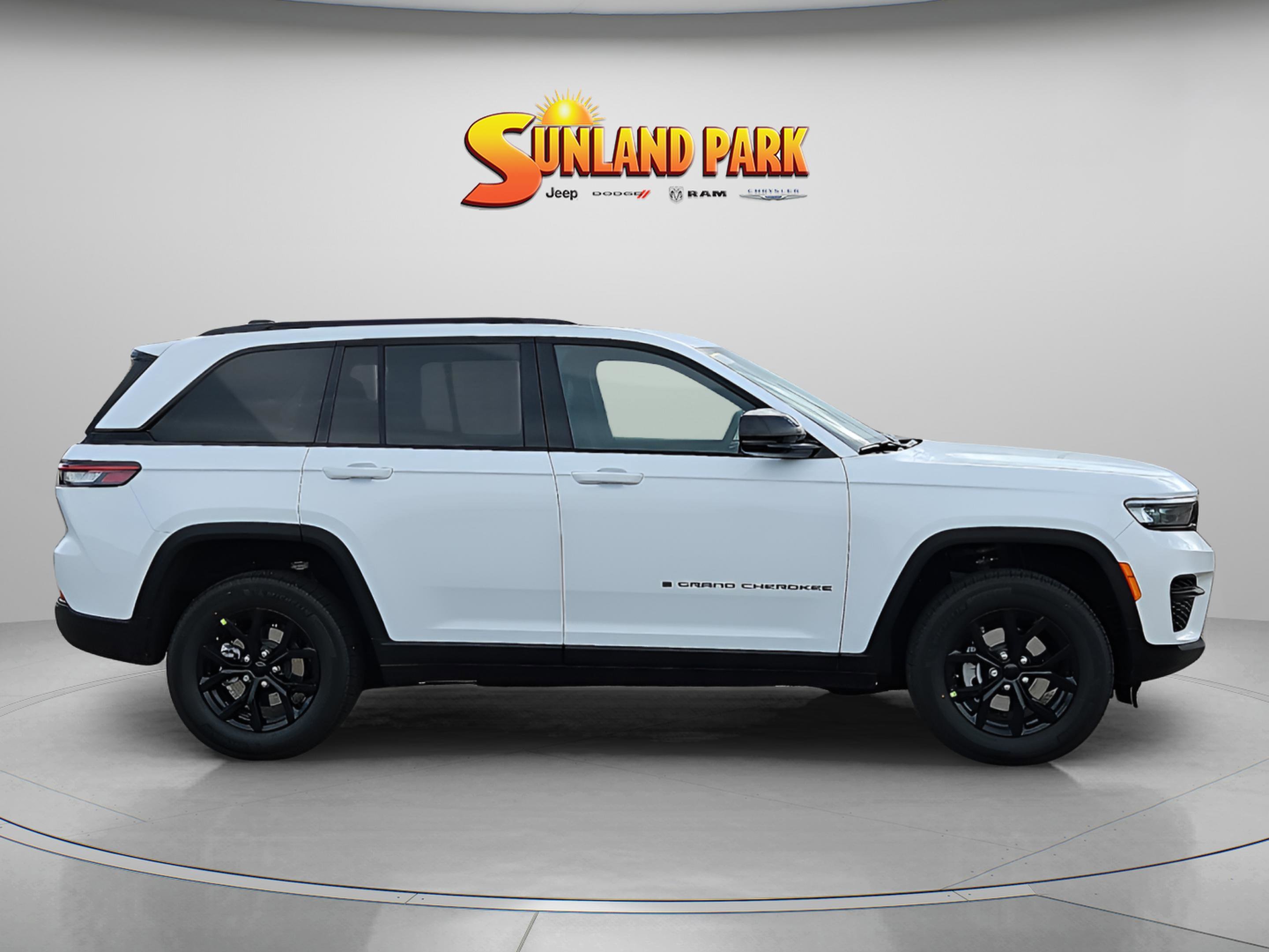 New 2025 Bright White Clear-Coat Exterior Paint Jeep Altitude X image 6