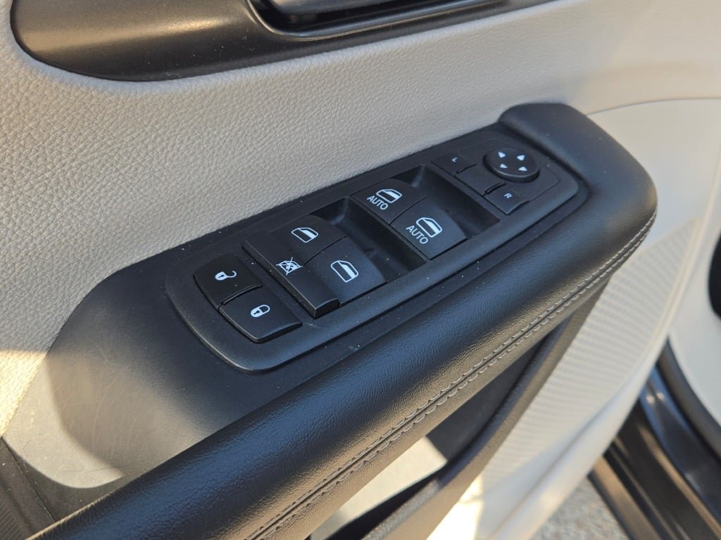 Used 2024 Black Chrysler Select image 22