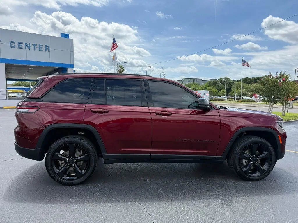 Used 2024 Red Jeep Altitude image 9