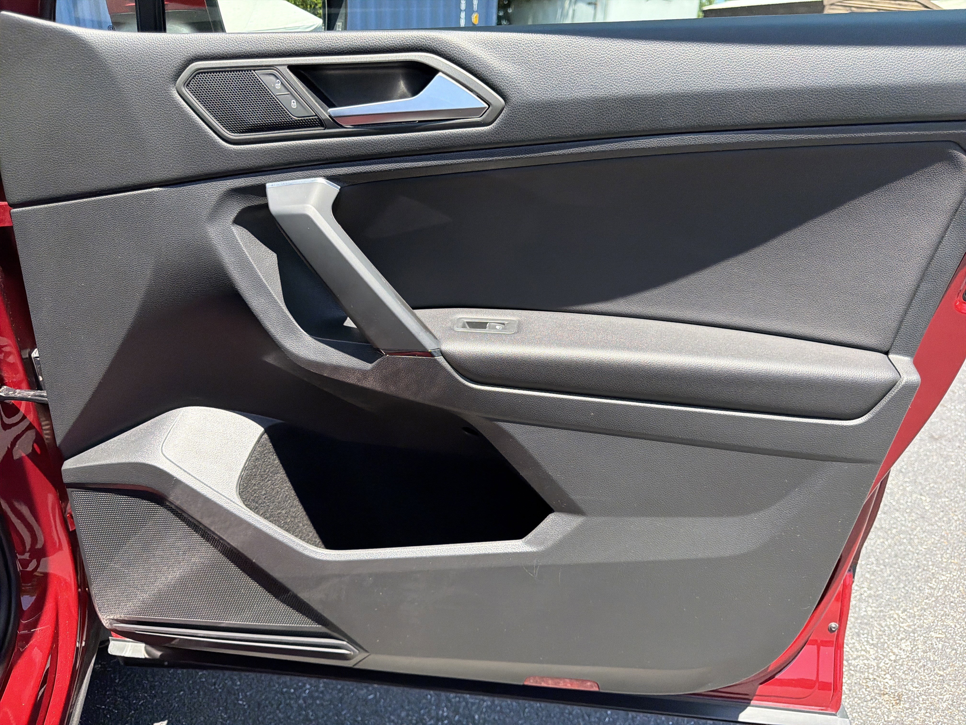 Used 2019  Volkswagen SE image 14