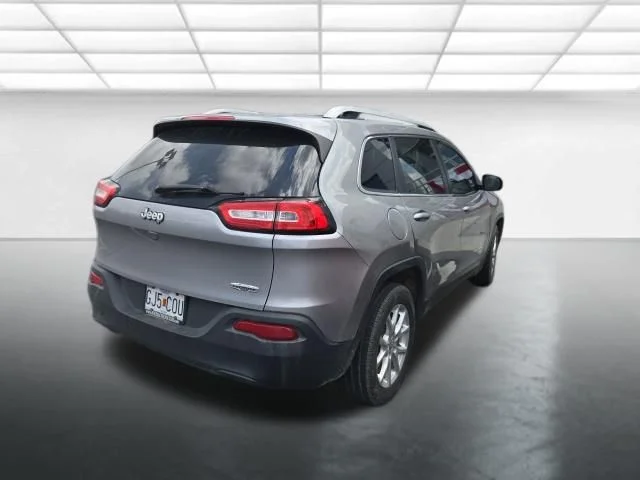 Used 2018 Silver Jeep Latitude Plus image 4