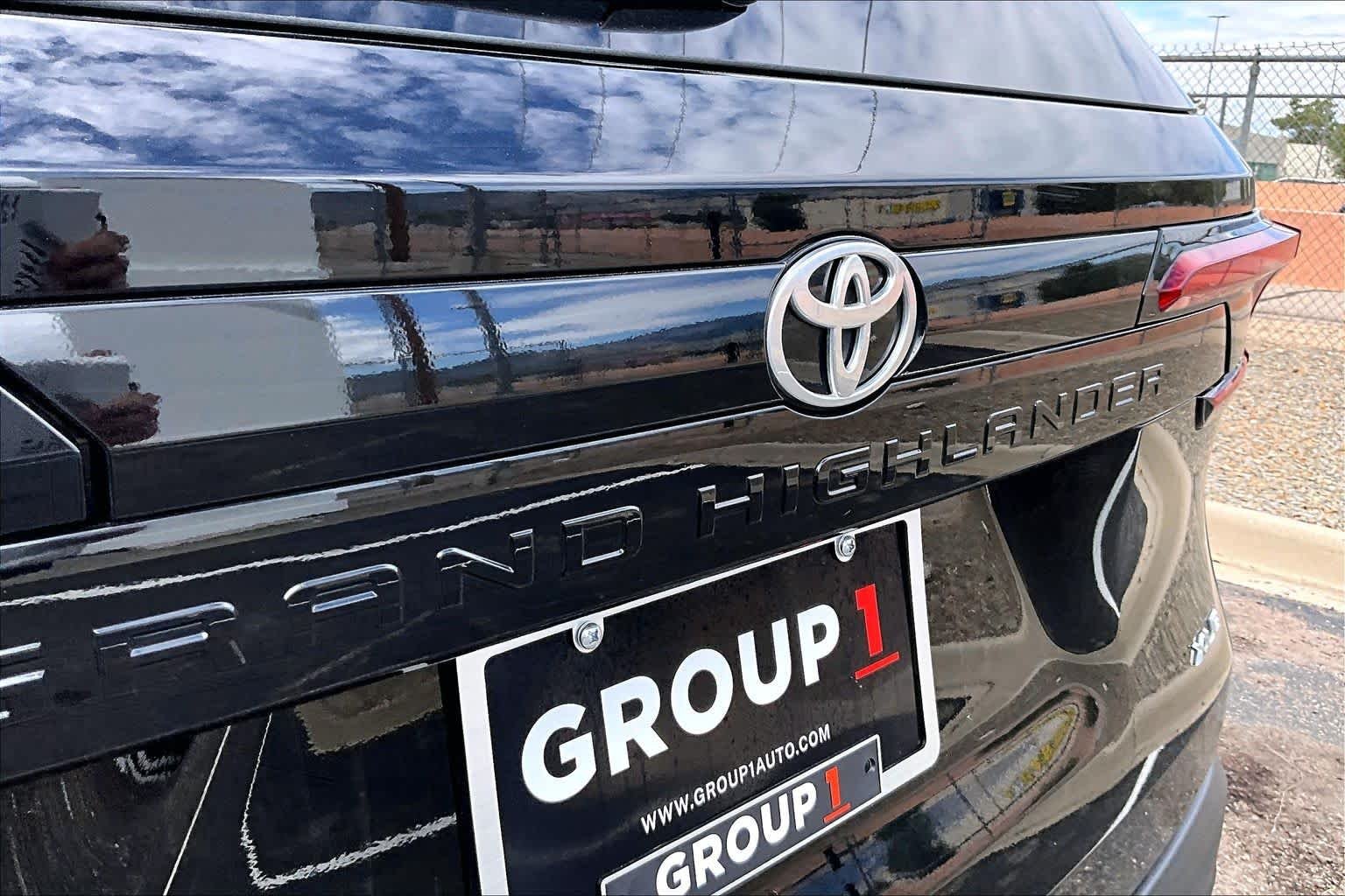 Used 2025 Midnight Black Metallic Toyota XLE image 28