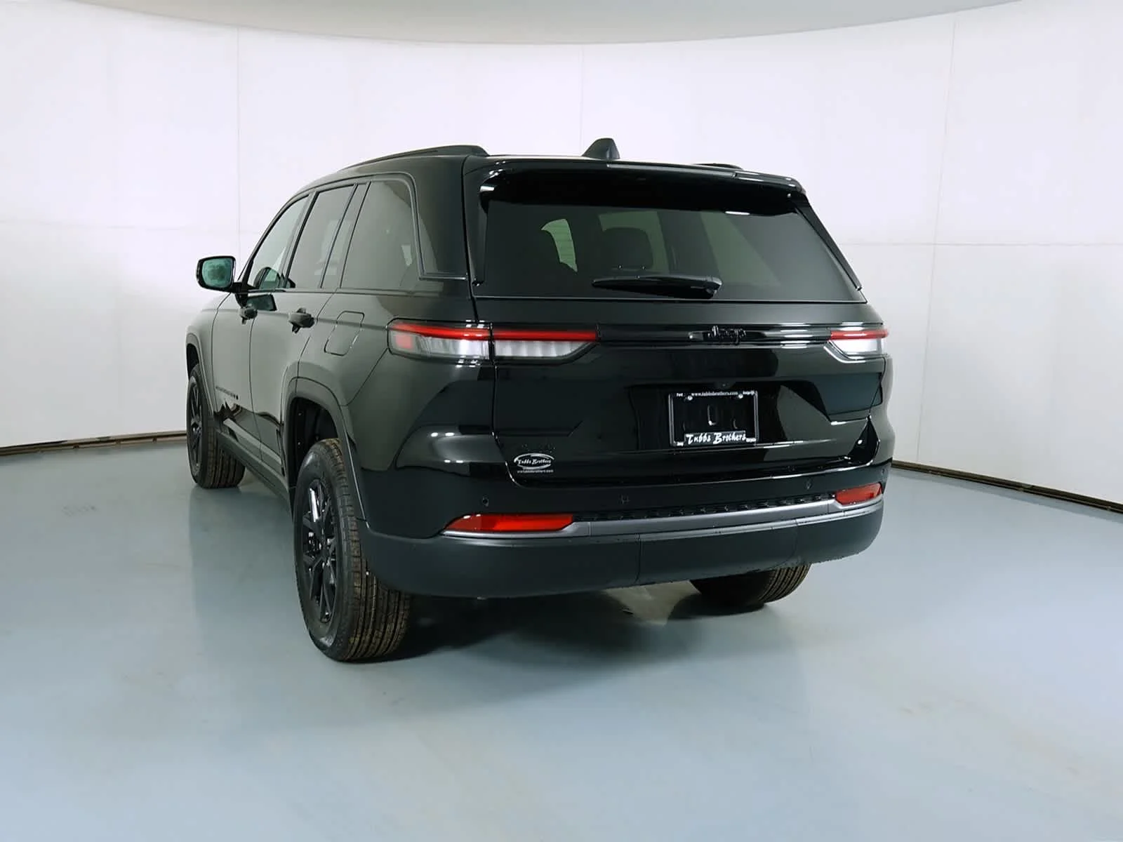 New 2026 Diamond Black Crystal Pearl-Coat Exterior Paint Jeep Laredo Altitude image 7