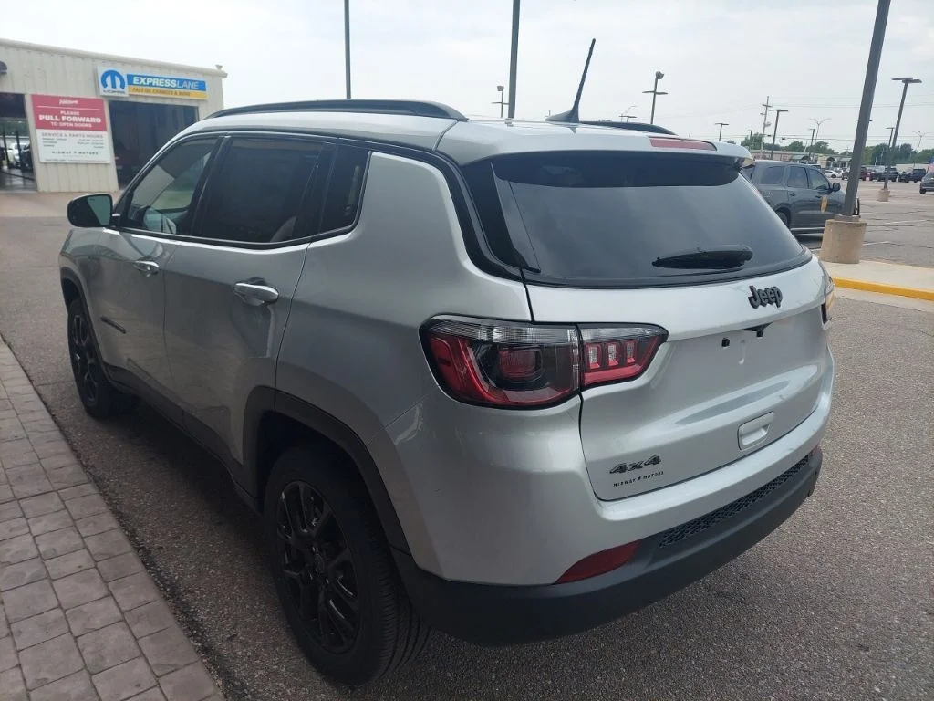 New 2026 Silver Zynith Metallic Clearcoat Jeep Latitude image 5