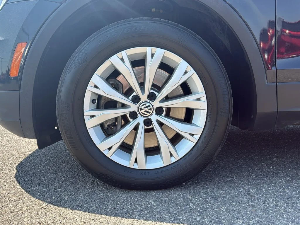 Used 2019 Deep Black Pearl Volkswagen SE image 31