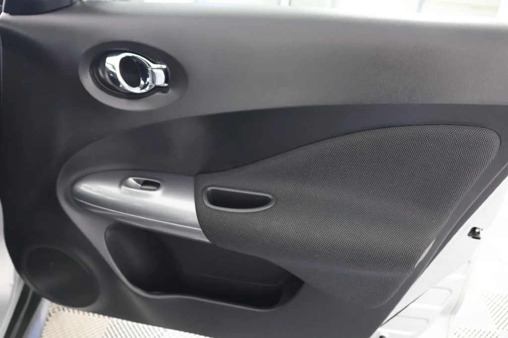 Used 2014 Brilliant Silver Nissan S image 24