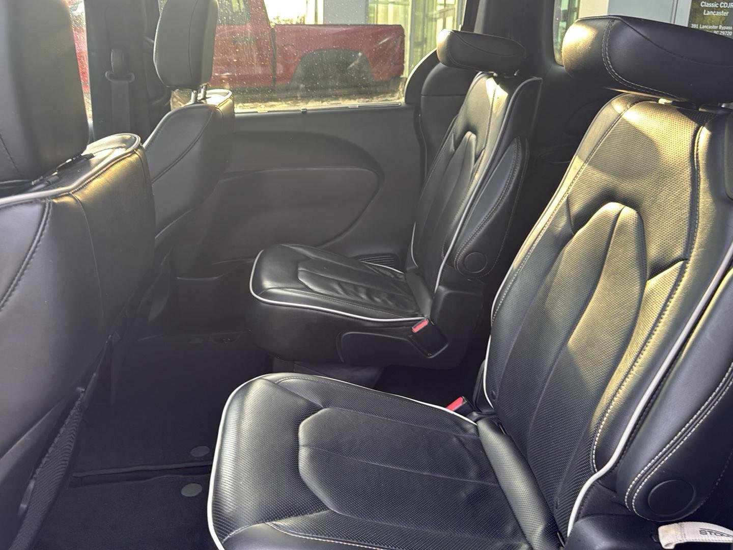 Used 2025 Ceramic Gray Clearcoat Chrysler Limited image 25