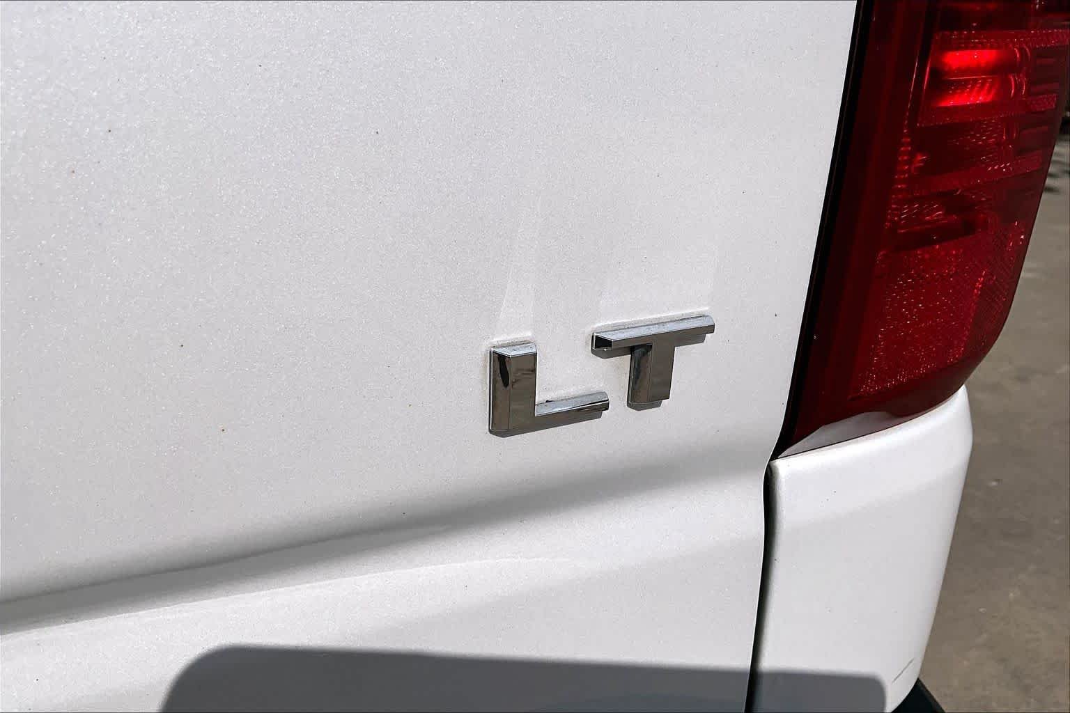 Used 2021 Iridescent Pearl Tricoat Chevrolet LT image 29