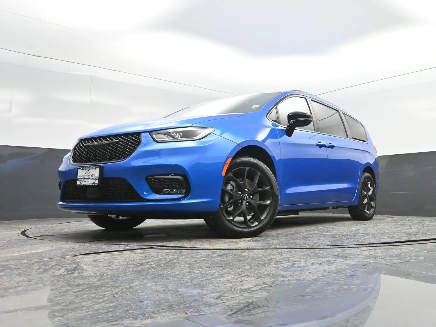 New 2026 Hydro Blue Pearl-Coat Exterior Paint Chrysler Select image 46