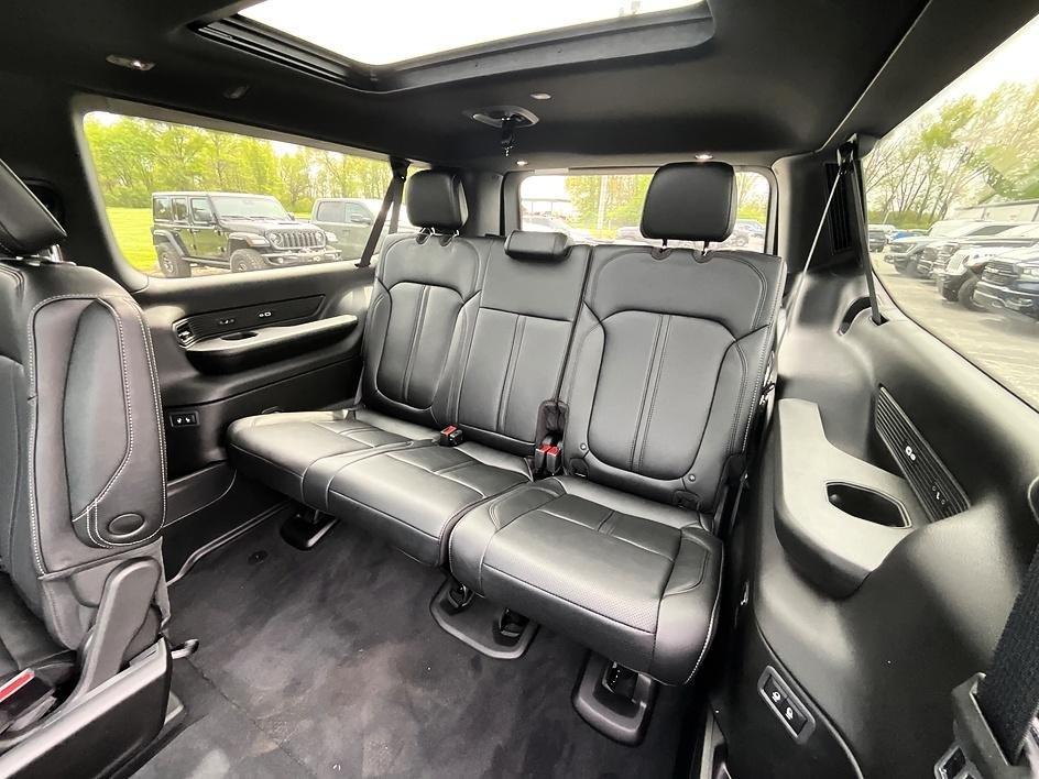 New 2026 Bright White Clear-Coat Exterior Paint Jeep Limited Reserve image 38