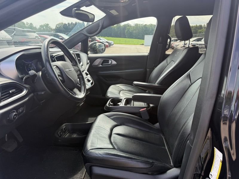 Used 2019 Black Chrysler Touring L image 3
