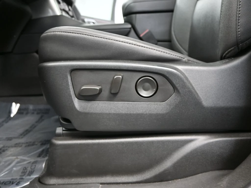Used 2023 White Chevrolet Z71 image 25