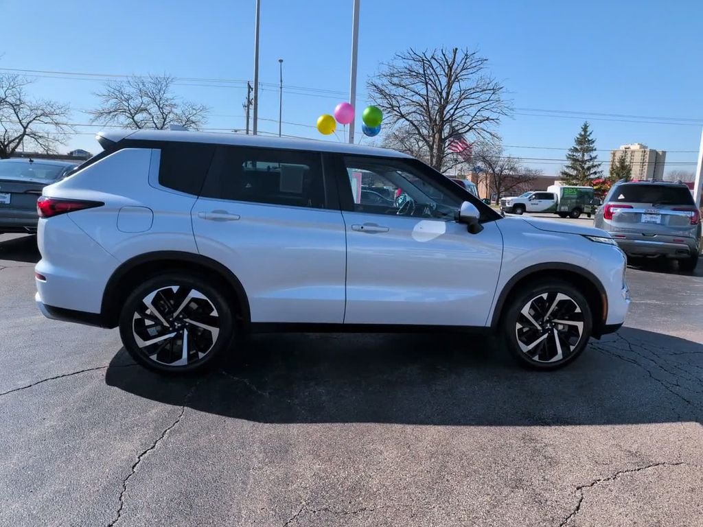 Used 2023 White Mitsubishi SE image 5