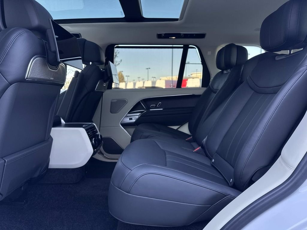 Certified Used 2024 Icy White SV Bespoke Special Effect Gloss Land Rover Autobiography image 14