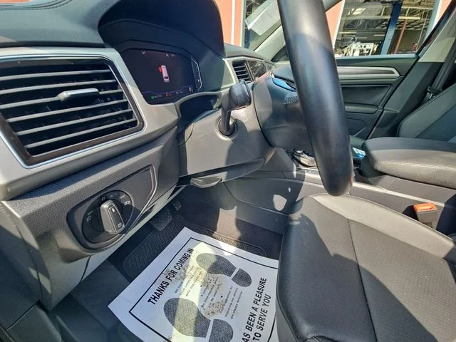 Used 2019 Black Volkswagen SEL image 11