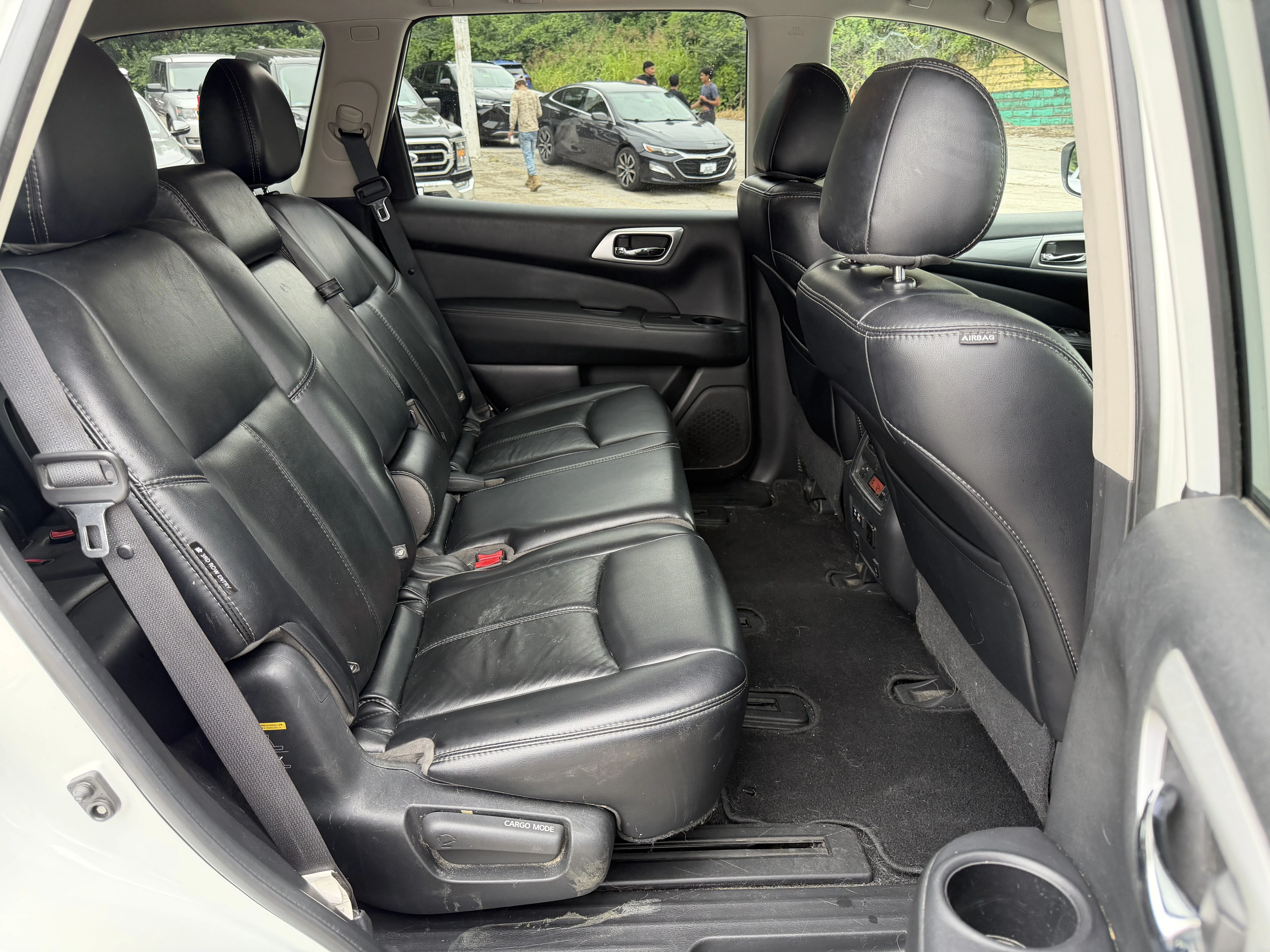 Used 2019 Glacier White Nissan SL image 10