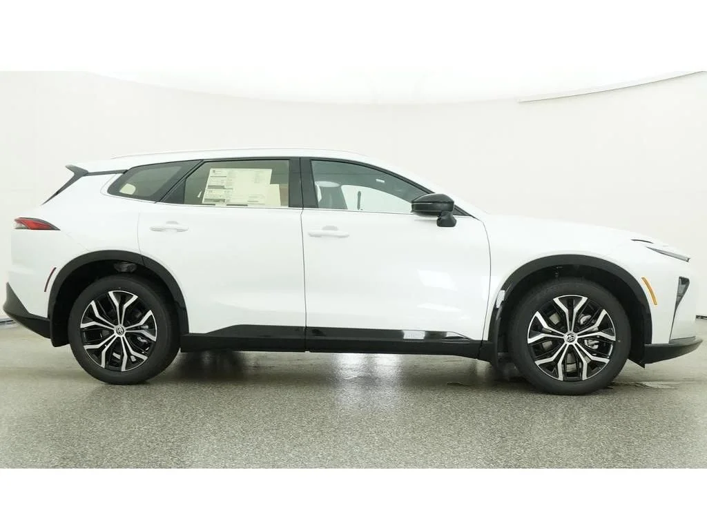 New 2026 Oxygen White Toyota XLE image 27